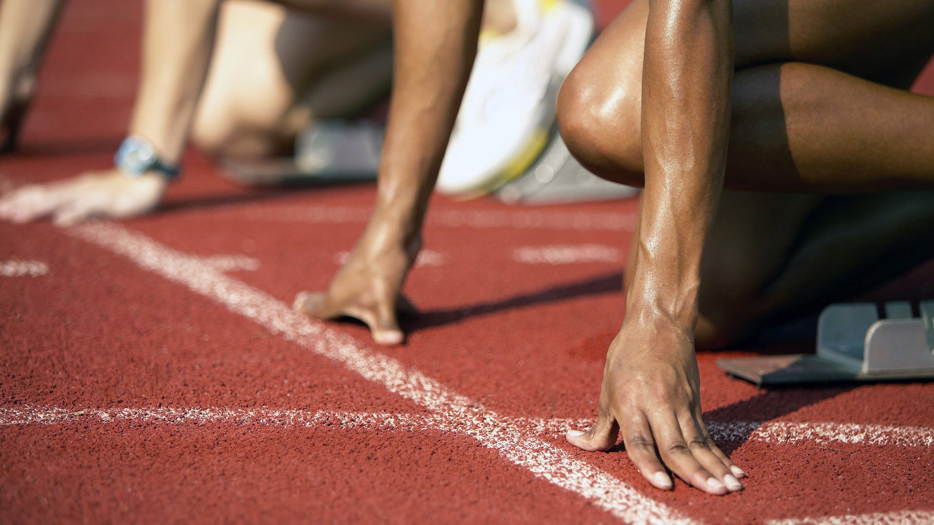 爱游戏中国官方登录入口网站-“速度与激情”的碰撞：顶尖车手激烈竞争瞬间，速度与激情车手排名